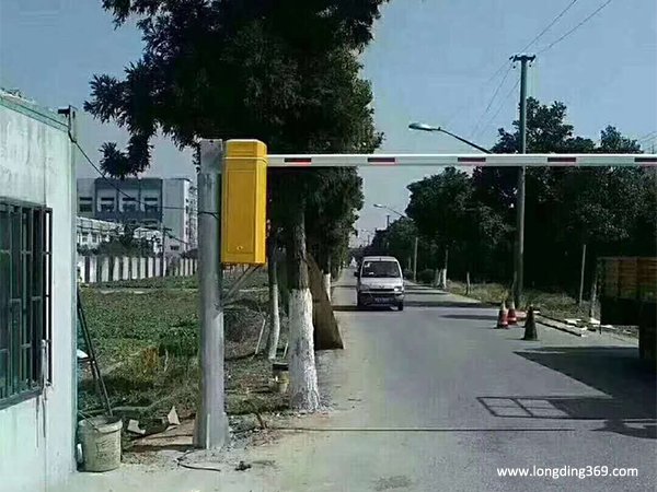 道閘用于鄉(xiāng)間道路限高的案例
