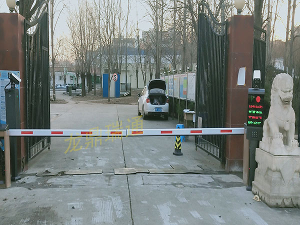 北京大興區(qū)車牌識別一體機系統(tǒng)：亦莊毛線廠